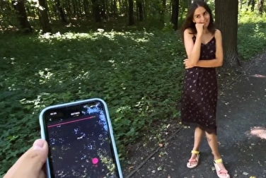 Не может идти дальше, ведь я управляю её киской с телефона